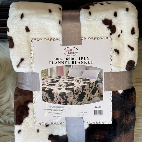 Brand New 50*60 Faux Cowhide Throw Blanket cow print Black White Brown - Picture 2 of 4